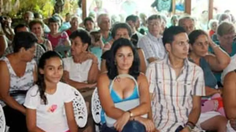  Al acto acudieron unas 400 personas.