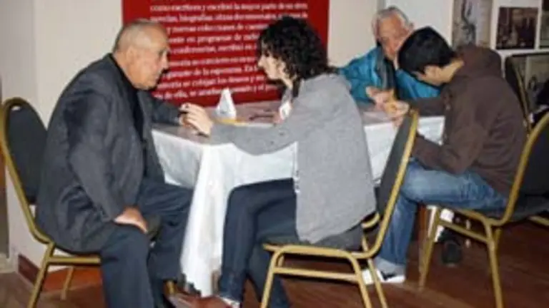  Los jóvenes, durante las entrevistas.