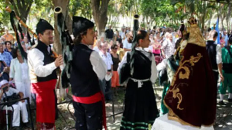  Las gaitas actuaron frente a la &lsquo;Santina&rsquo; en el acto desarrollado en el Hogar Santovenia.