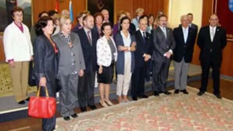  Pilar Rojo, posa con los miembros de las diferentes casas regionales en Cantabria.