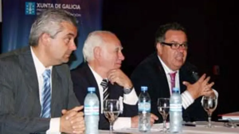 De izda. a dcha.: L&oacute;pez Dobarro, Adonis Pamp&iacute;n y Antonio Aguar&oacute;n, durante el coloquio en Argentina. 