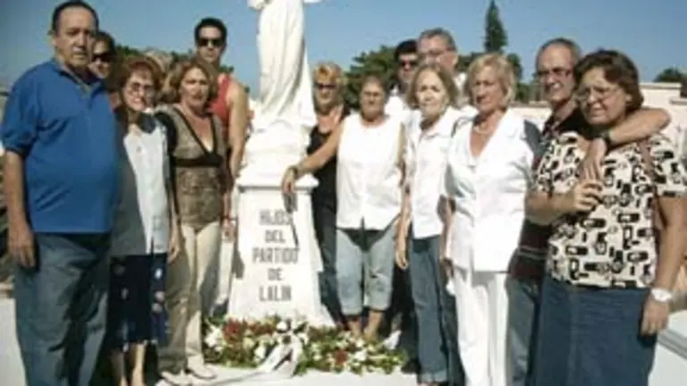  Miembros de la sociedad peregrinaron al pante&oacute;n de la entidad, en la &lsquo;Necr&oacute;polis de Col&oacute;n&rsquo;.
