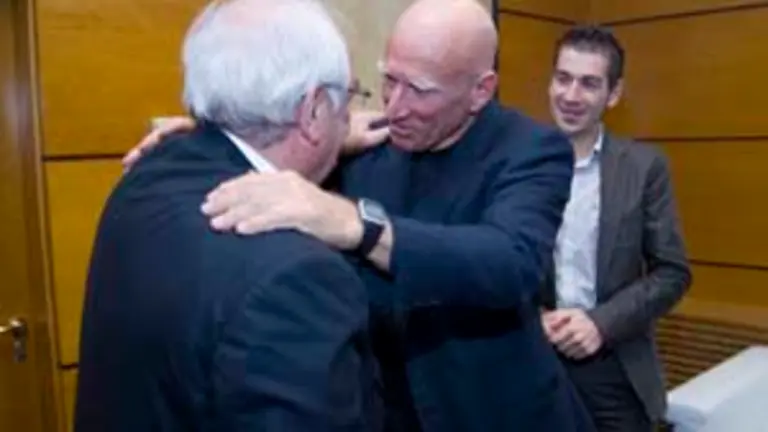  Vicente &Aacute;lvarez Areces y Sebasti&atilde;o Salgado se saludan al inicio del encuentro que mantuvieron.