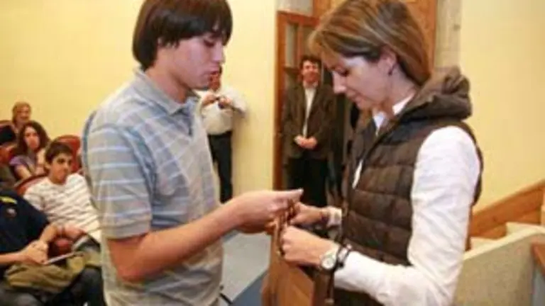  Lara M&eacute;ndez recibe un obsequio de uno de los alumnos del Colegio.