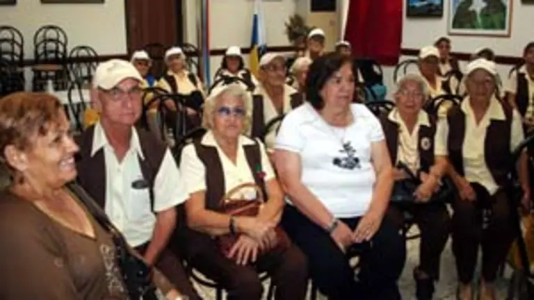  La viceconsejera Guillermina Hernández, con miembros del ‘Grupo Renacer’.