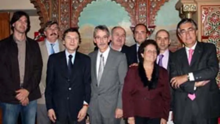  Autoridades provinciales y municipales, y directivos de la Sociedad, tras la presentaci&oacute;n de un libro sobre la emigraci&oacute;n de Vedra en Buenos Aires.