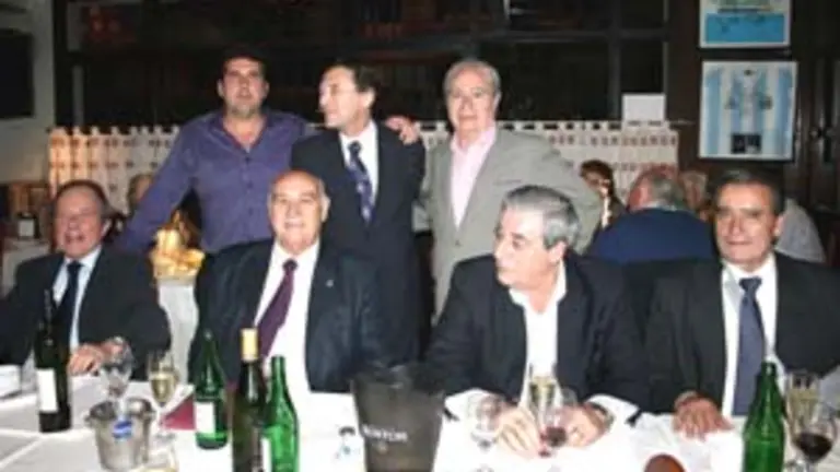  Blanco Pazos y Jes&uacute;s Capeans posan junto a algunos de los invitados que concurrieron a la cena.