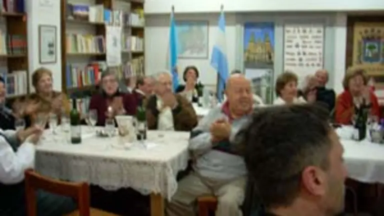  Asistentes a la cena aniversario aplauden la actuaci&oacute;n de &lsquo;O Son Do Ar&rsquo;.