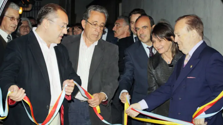  Félix Colsa –1º por la izda.–, junto al resto de autoridades de la colectividad, en la inauguración de la Sala Numantina dentro del Centro Burgalés.