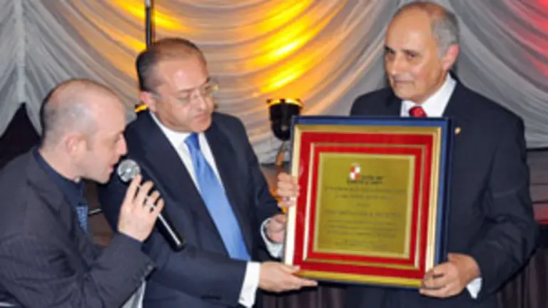  Félix Colsa entregó una placa con una felicitación del presidente Herrera. 