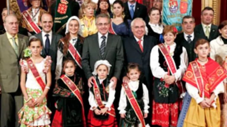  Los presidentes de Navarra y Asturias, y otras autoridades, durante la recepci&oacute;n a los participantes en la Semana.