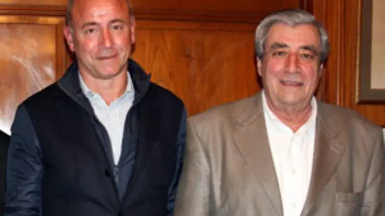  Santiago Camba y Carlos Vello, durante la reuni&oacute;n en Argentina tras la elecci&oacute;n de Vello como presidente del Centro Gallego. 