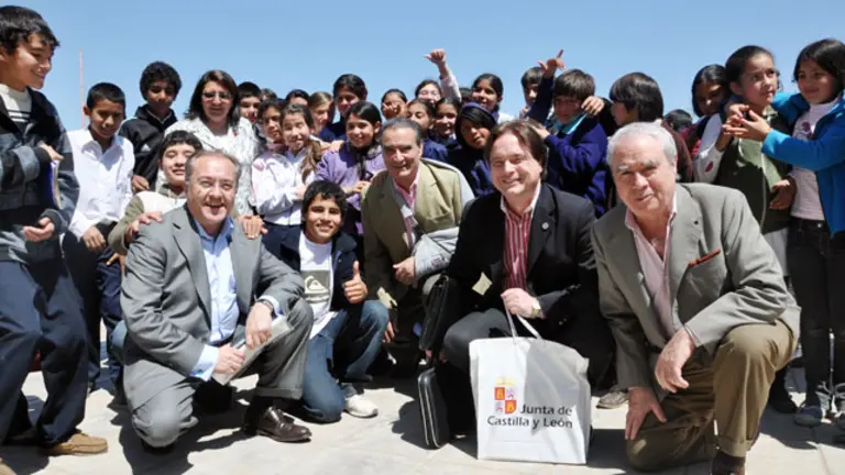  Félix Colsa posa con los niños del Centro Educativo Ongay.