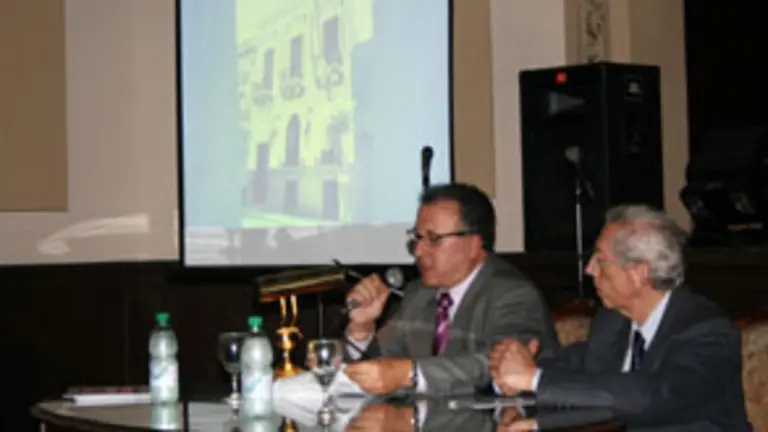  Un momento de la conferencia de Enrique Conde sobre Valle Incl&aacute;n.