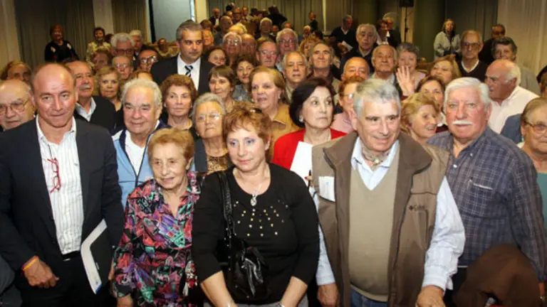 El secretario xeral de Emigraci&oacute;n, Santiago Camba, con los beneficiarios del programa \'Reencontros na terra\'.