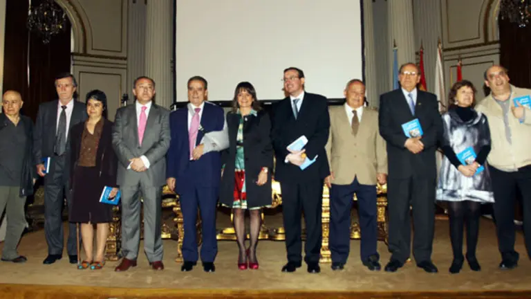 Félix Colsa y dirigentes de la colectividad, junto a algunos de los autores del libro.