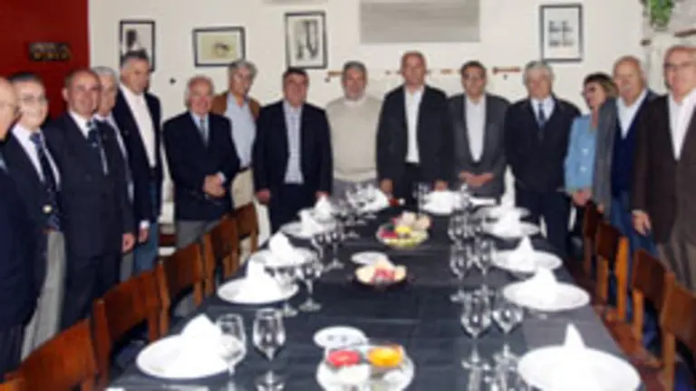  Santiago Camba y Manuel Barros, con los presidentes de las asociaciones que componen la Uni&oacute;n de Sociedades Gallegas.