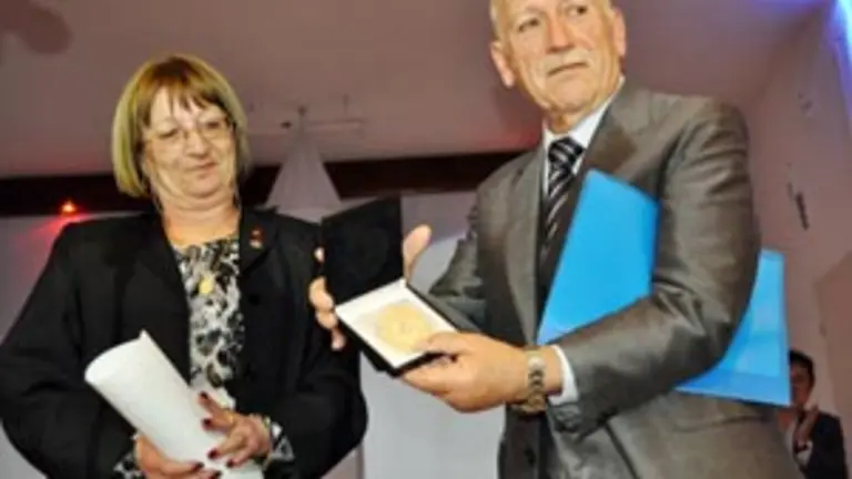  Manuel Saa muestra la Vieira de Plata que recibi&oacute; de manos de la presidenta del Patronato, Josefina P&eacute;rez.