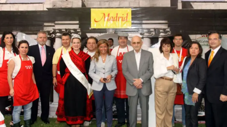 Victoria Cristóbal. en el estand de Madrid en la fiesta de la Hispanidad.