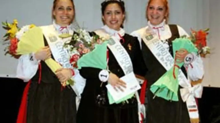  La reina Mar&iacute;a Sol (c), con la primera princesa, Carla Agostina &ndash;dcha.&ndash; y la segunda princesa, Mar&iacute;a Delia.