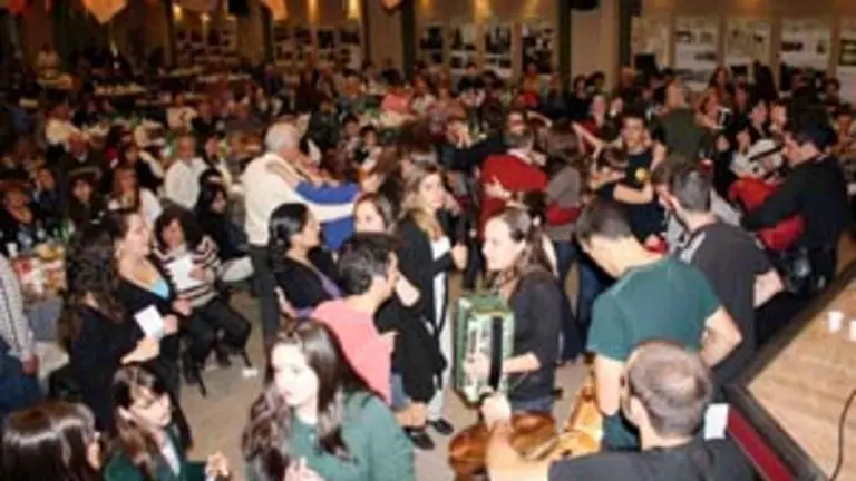  Una vez finalizadas las actuaciones, el baile se prolong&oacute; hasta altas horas de la madrugada.