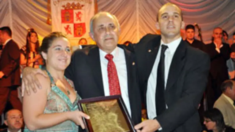  Los jóvenes entregaron una placa aJosé Pinar en el 60º aniversario del Centro de Castilla y León en Mar del Plata.