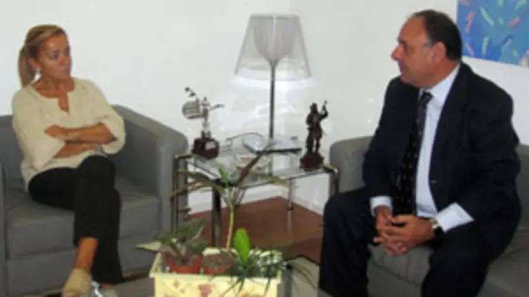  Un momento del encuentro de Isabel Carrasco con el presidente de la Casa de León en Madrid, José Rafael Álvarez de la Fuente.