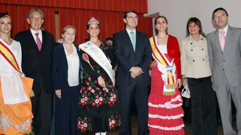  Rafael Estrella y su esposa, Fernández Mañueco, Julia Hernando y José Vila acompañados por la Reina y las Princesas de la colectividad.