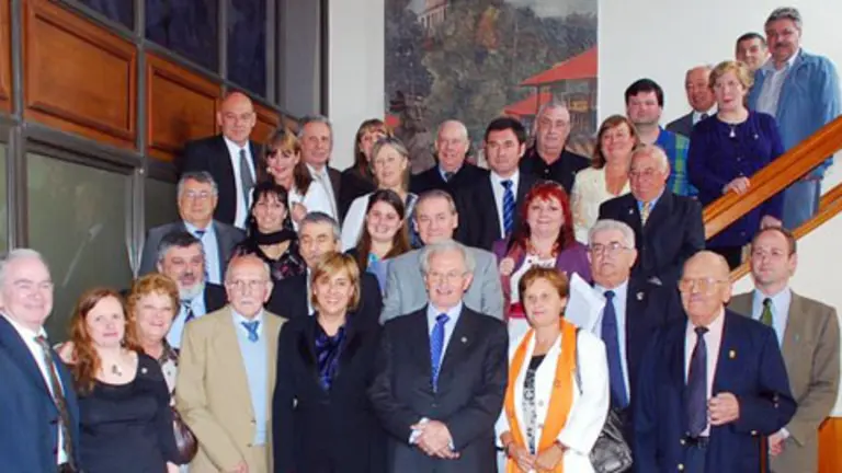  Mar&iacute;a Jos&eacute; Ramos y Bego&ntilde;a Serrano posan junto a los presidentes de centros que asistieron a la reuni&oacute;n de la FICA.