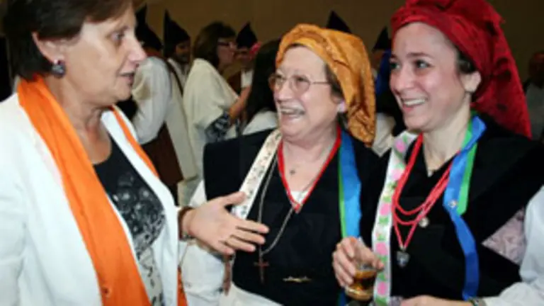  La consejera conversa con dos asturianas integrantes del conjunto folcl&oacute;rico.