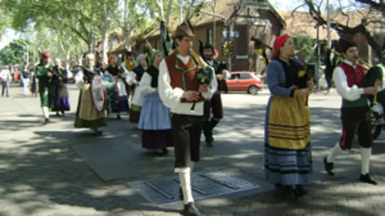  Los componentes del grupo &lsquo;El Ruxideru&rsquo;, durante el pasacalles.