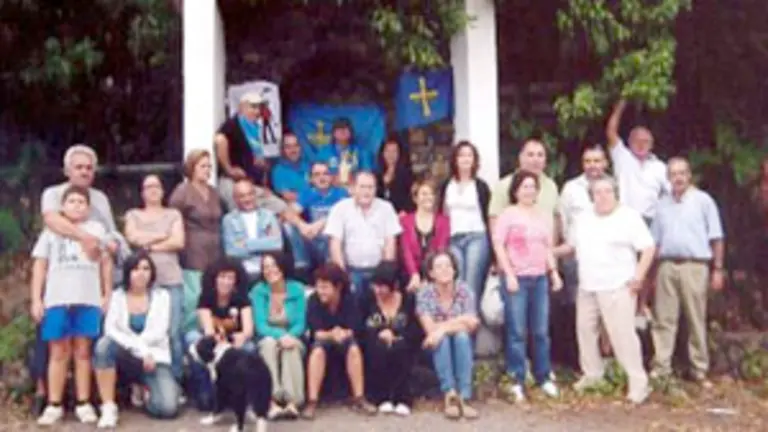  Algunos de los asistentes a la comida por la festividad de La Santina.