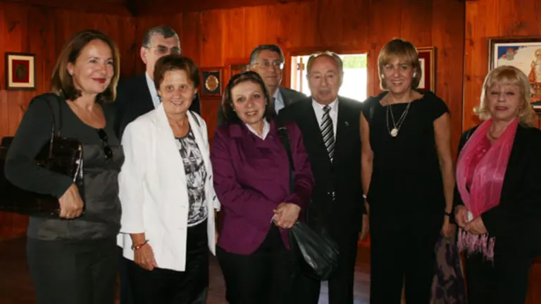 Ramos, Serrano y Fern&aacute;ndez de la Cera, junto a directivos del Centro Asturiano en el horreo de la entidad. 
