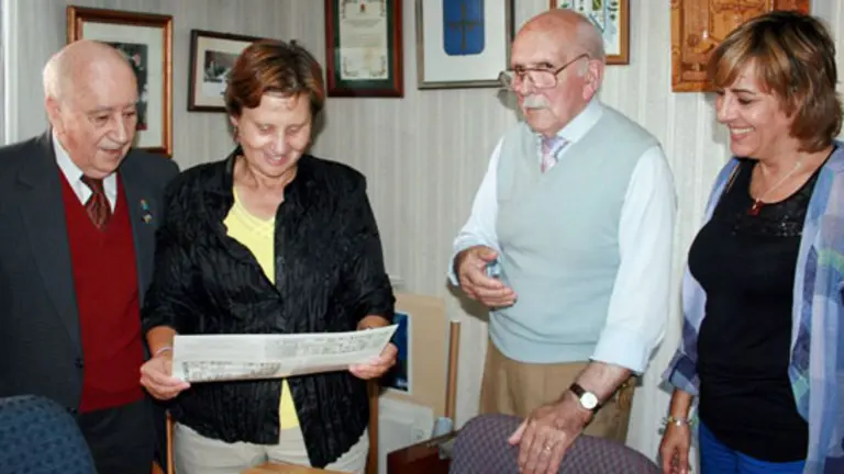  Ramos, acompa&ntilde;ada por Sabino Fern&aacute;ndez -a la izda.- y Venancio Blanco y Bego&ntilde;a Serrano, en su visita al Club Tinetense.