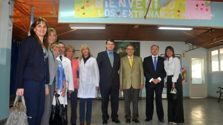 El consejero de Interior y Justicia, Alfonso Fernández Mañueco, visita el colegio Sumaca en Buenos Aires.