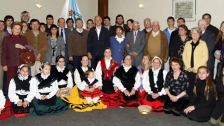  Santiago Camba, con la colectividad gallega de Valpara&iacute;so.