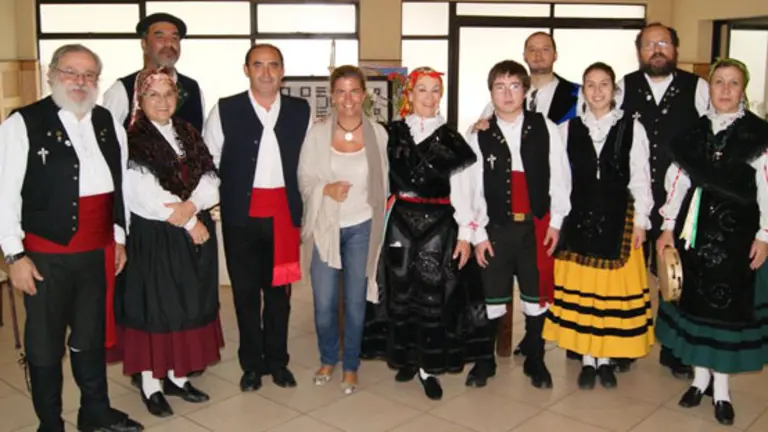  Victoria Cristóbal con el grupo de baile de la institución. 