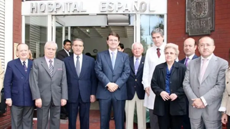  Fernández Mañueco y Félixo Colsa posan con los directivos del Hospital Español. 