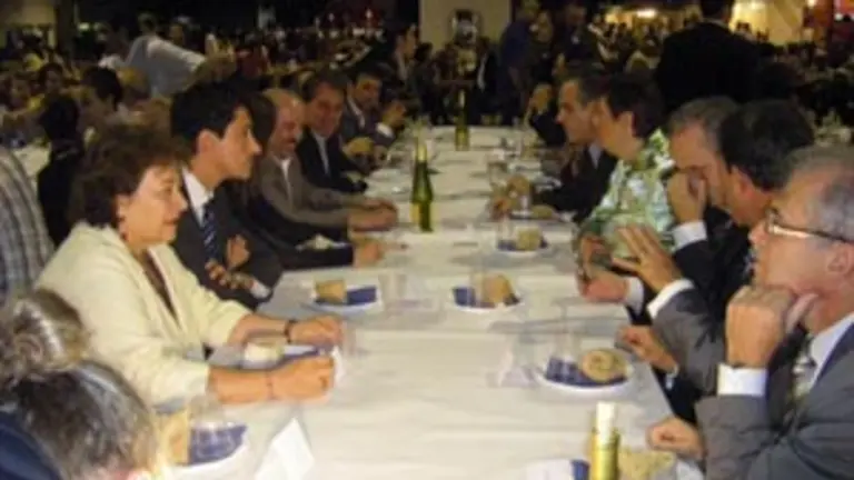  Celestino Corbacho e Artur M&aacute;s estiveron entre os invitados &aacute; primeira &lsquo;Xuntanza de Galegos&rsquo;.