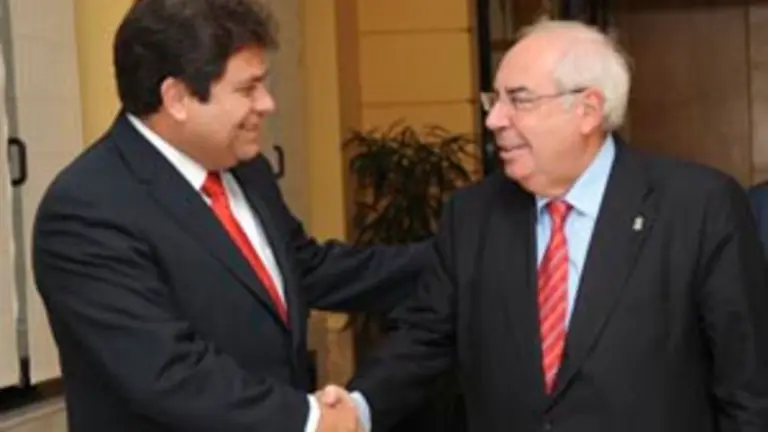  El presidente Areces saluda al embajador a su llegada a la reuni&oacute;n.