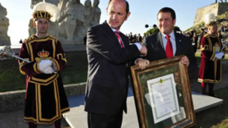  El presidente de la Diputaci&oacute;n, Rafael Louz&aacute;n &ndash;izda.&ndash;, hace entrega del premio al alcalde de Pontecaldelas.