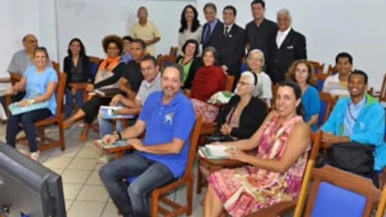  Los asistentes al curso de cultura gallega posan con el presidente de &lsquo;Caballeros&rsquo;, Santiago Coelho.