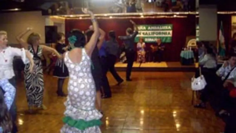  Algunos de los asistentes a la fiesta muestran sus dotes como bailarines.