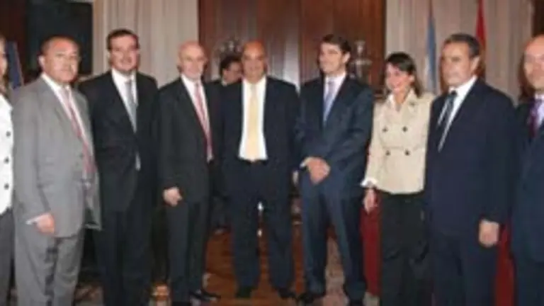  Mañueco y la comitiva de dirigentes autonómicos posan  junto a autoridades de la Cámara Legislativa de Buenos Aires y dirigentes  de la colectividad.