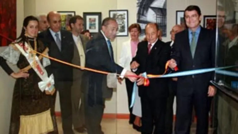  Alfonso Fernández Mañueco, Félix Colsa y Manuel Pascua desatan las cintas inaugurales del salón de exposiciones.