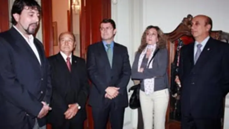  Mañueco se sumó al homenaje a Manuel de Celis, junto a los dos hijos del ex dirigente, Adriana y Alberto.