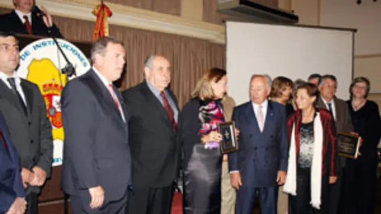 La embajadora de Espa&ntilde;a, junto al presidente del Centro Asturiano, Jos&eacute; Vigil, y Mar&iacute;a Jos&eacute; Ramos, entre otros, con la r&eacute;plica de la Cruz de la Victoria.
