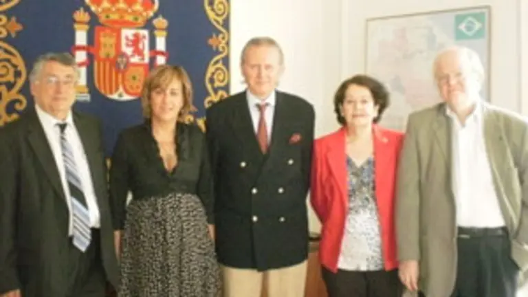  Bego&ntilde;a Serrano y Manuel Fern&aacute;ndez de la Cera, junto con el c&oacute;nsul, Jos&eacute; Mar&iacute;a Matres &ndash;en el centro&ndash;, la presidenta del Centro Asturiano, Mar&iacute;a del Rosario Concepci&oacute;n, y un miembro de la directiva.