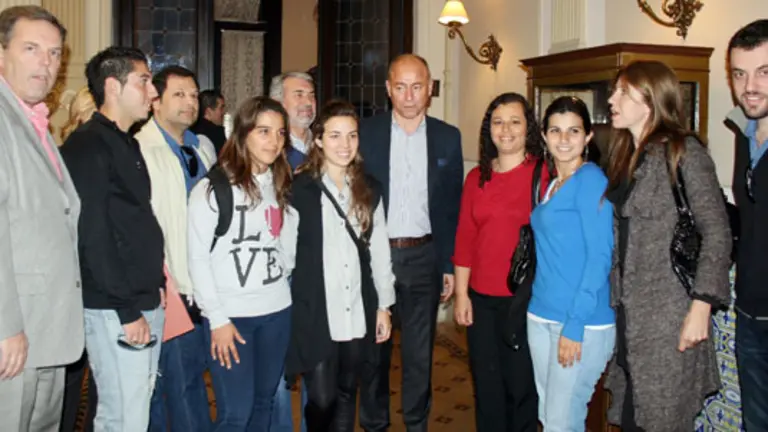  El secretario xeral de Emigraci&oacute;n, Santiago Camba, y el delegado de la Xunta en Uruguay, Manuel Barros, con algunos de los j&oacute;venes participantes en las jornadas.