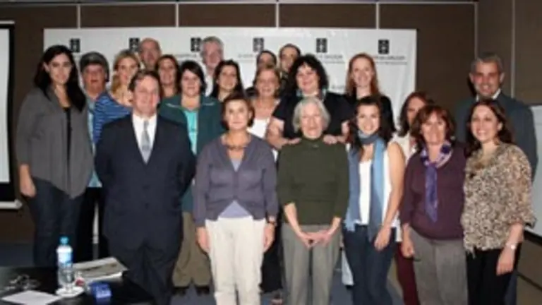  Alejandro L&oacute;pez Dobarro posa junto a docentes y alumnos al t&eacute;rmino de las Jornadas de Capacitaci&oacute;n.